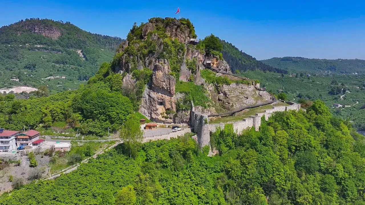 Ünye Kalesi ziyaretçi akınına uğradı: 14 günde 35 bin turist ağırladı!