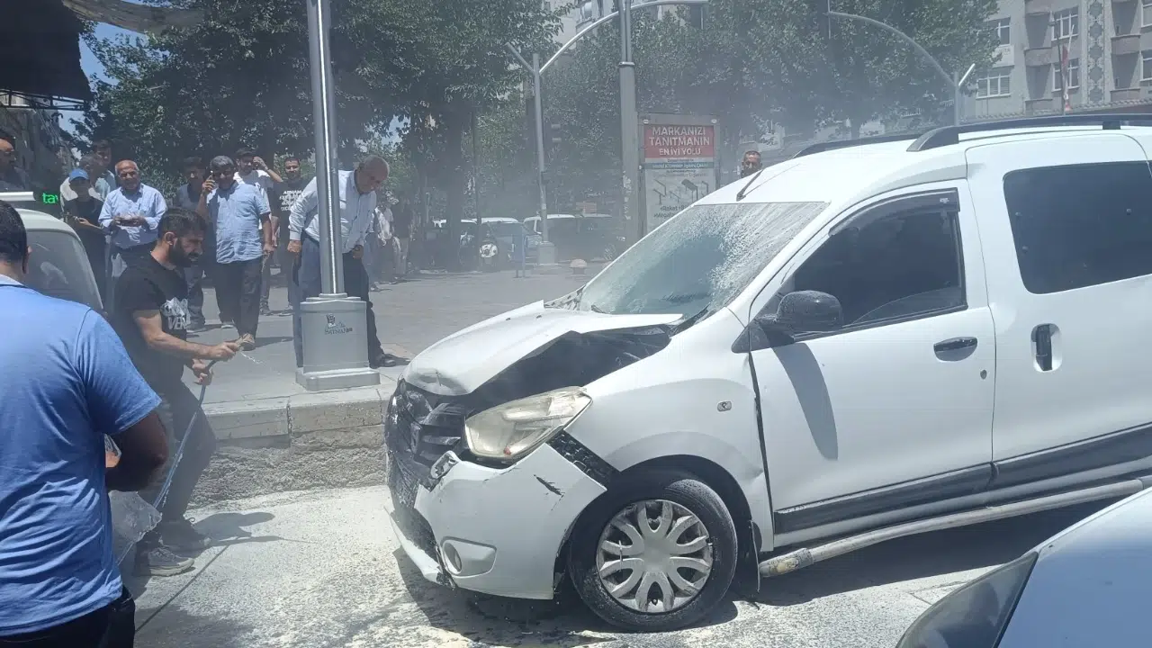 Batman'da kaza yapan araç alev aldı!