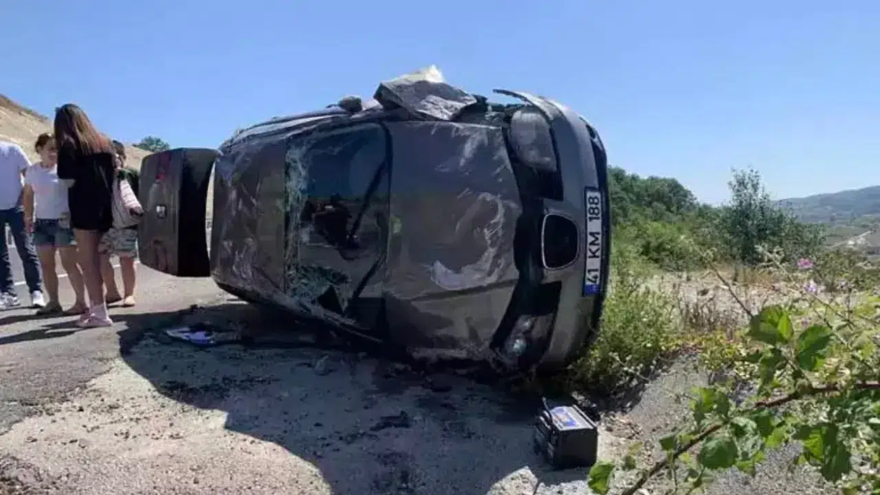 Kocaeli'de otomobil takla attı: 3'ü çocuk 5 yaralı