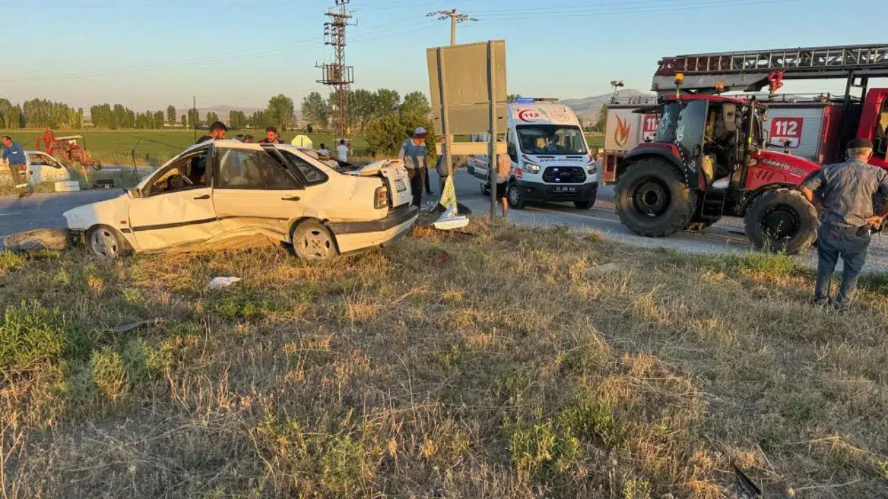 Afyonkarahisar'da otomobil ile traktör çarpıştı: Çok sayıda yaralı var
