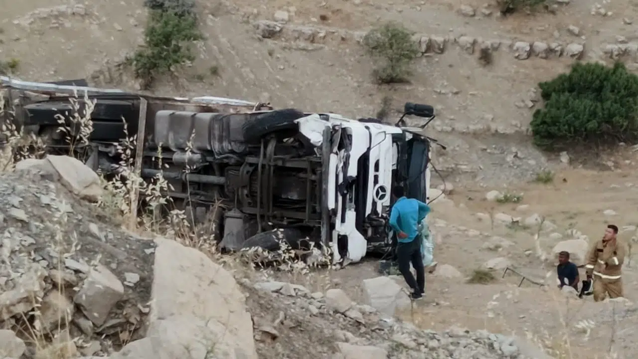 Şırnak'ta tır şarampole devrildi: Sürücü ağır yaralandı