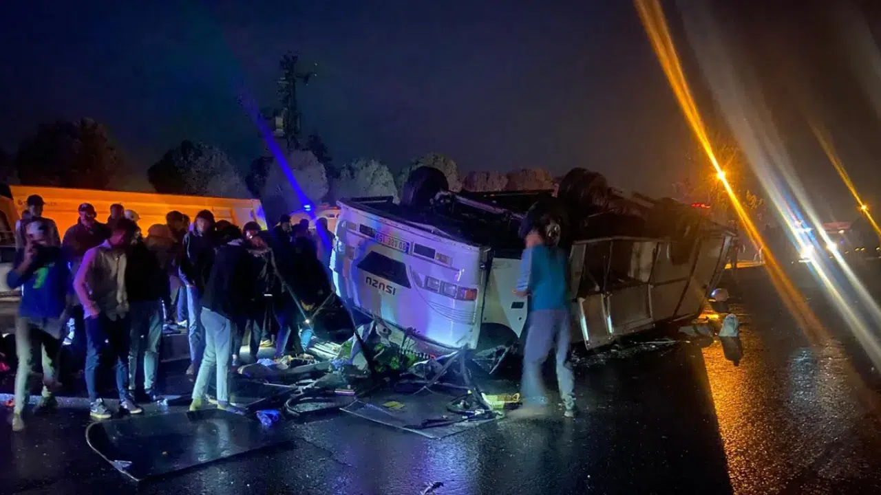 Hatay'da midibüs devrildi: 25 tarım işçisi yaralandı