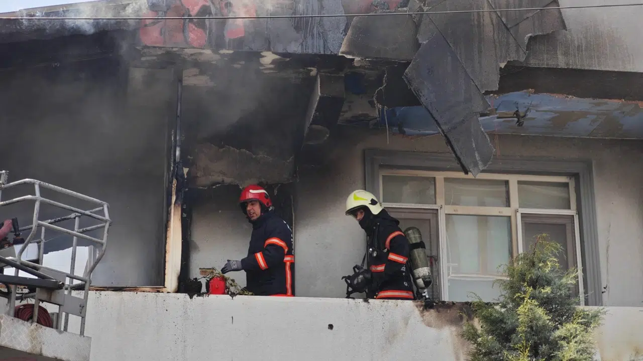 Sakarya'da iki katlı ev yandı!
