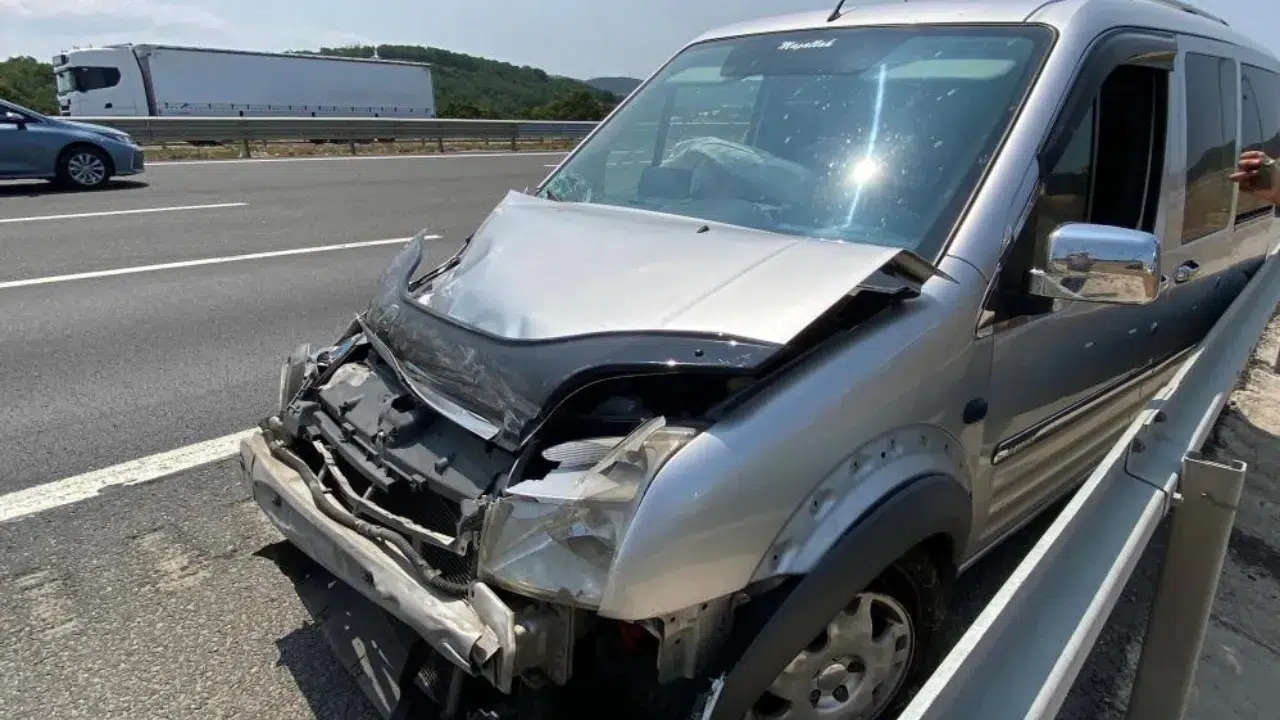 Kuzey Marmara Otoyolu'nda otomobil bariyerlere çarptı: Çok sayıda yaralı var