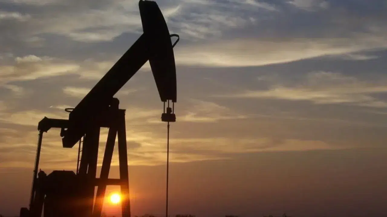 İran ABD üslerini vurdu, petrol çakıldı