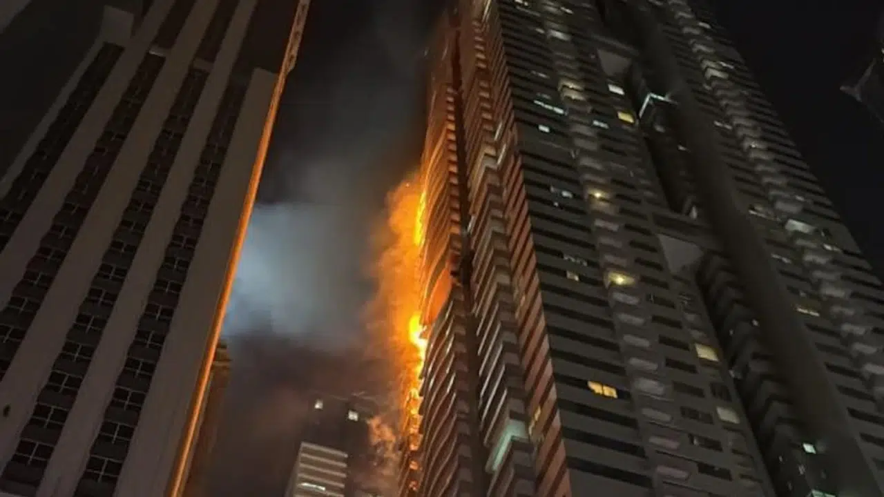 Dubai'de 67 katlı gökdelende büyük yangın: 4.000'e yakın kişi tahliye edildi