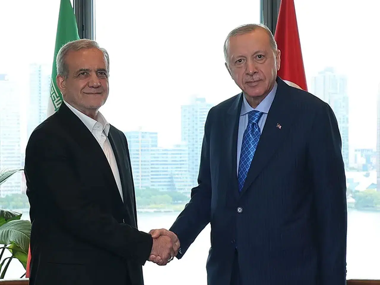 Cumhurbaşkanı Erdoğan, İran Cumhurbaşkanı Pezeşkiyan ile telefon görüşmesi yaptı