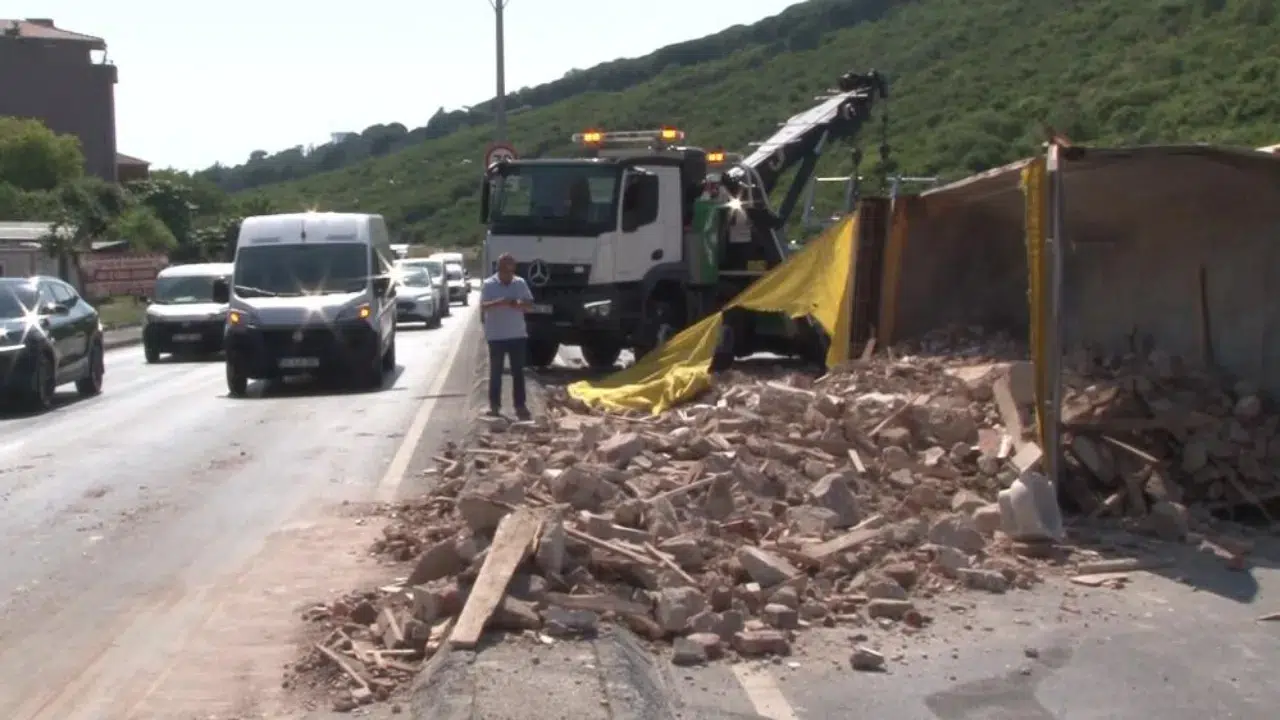 Maltepe'de hafriyat kamyonu devrildi: Yol trafiğe kapatıldı