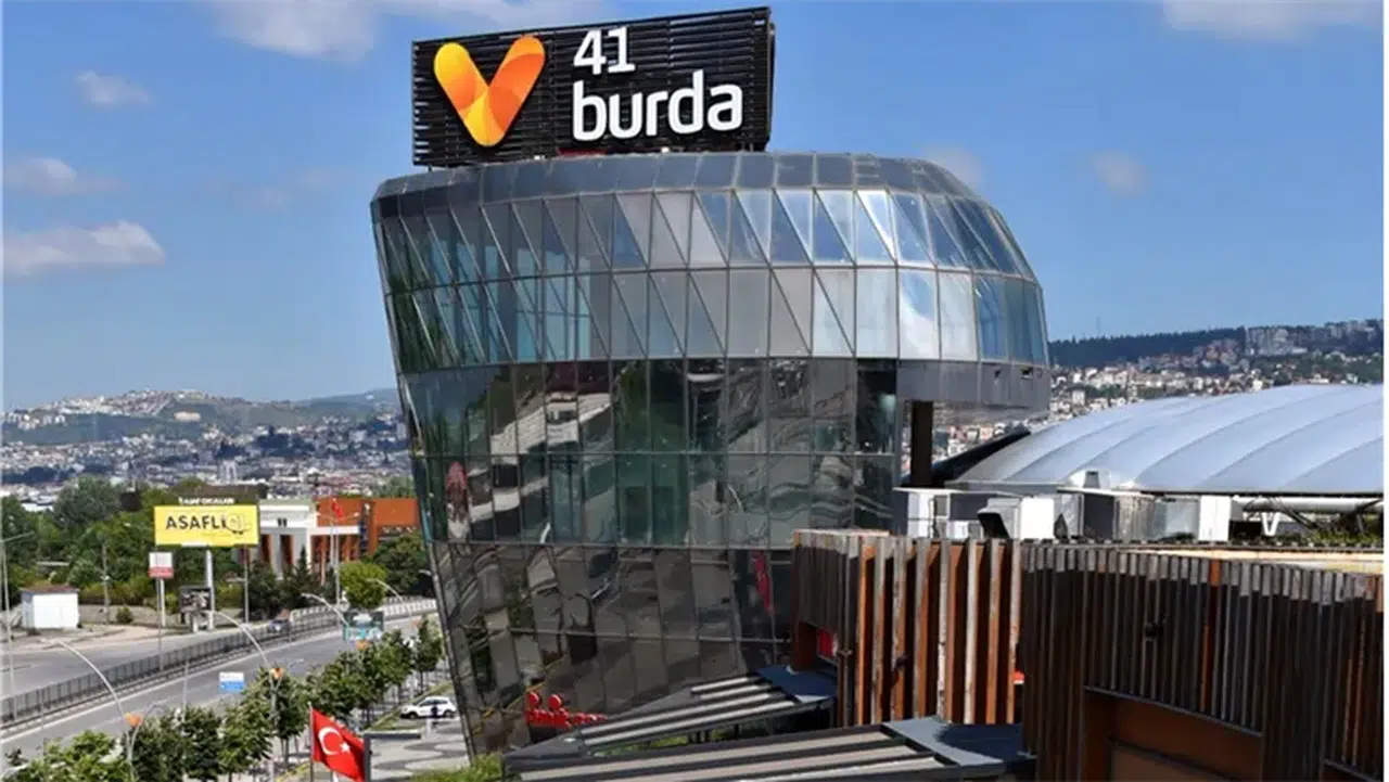 Kocaeli 41 Burda AVM'de yorgun mermi dehşeti! Bebeği sıyırdı, babayı yaraladı
