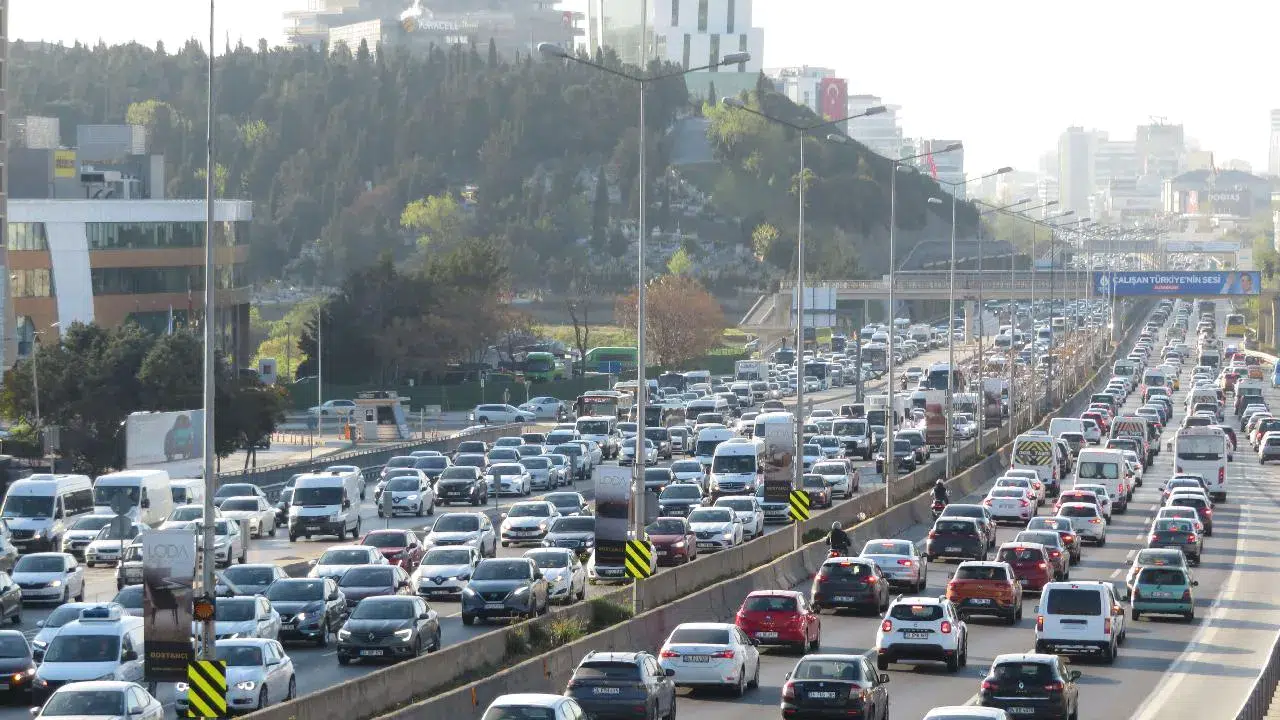 Bayram bitti, trafik geri döndü! İstanbul’da yoğunluk yüzde 51’e fırladı