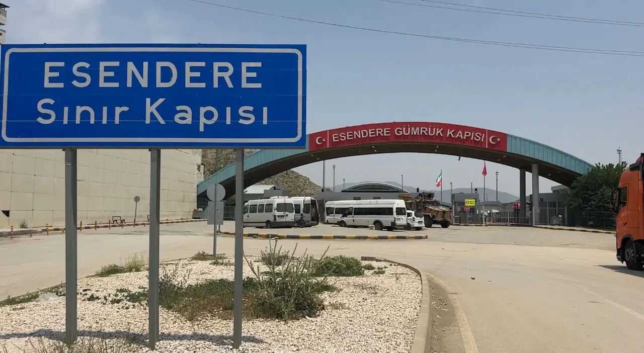 Türk vatandaşları İran’dan Türkiye’ye dönüyor