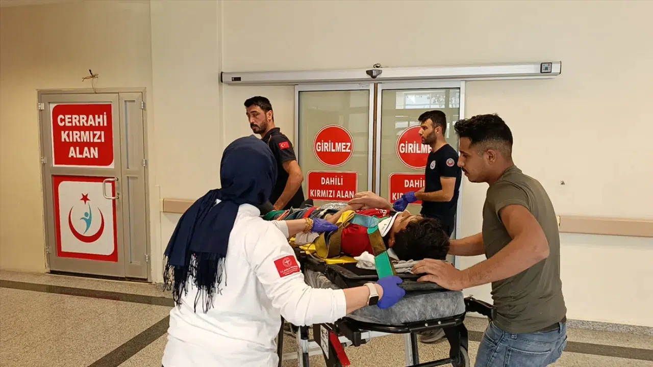 Adıyaman'da feci olay: Üzerine iskele parçası düşen işçi ağır yaralandı