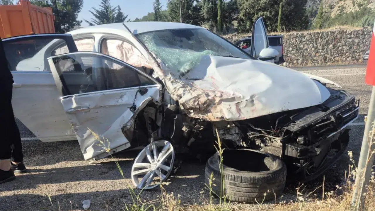 Adıyaman'da otomobil ile kamyonet çarpıştı: 1 ölü, 4 yaralı