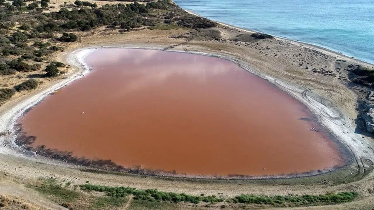 Çanakkale Kalpli Göl neden pembe oldu? İşte doğa harikası gölün sırrı