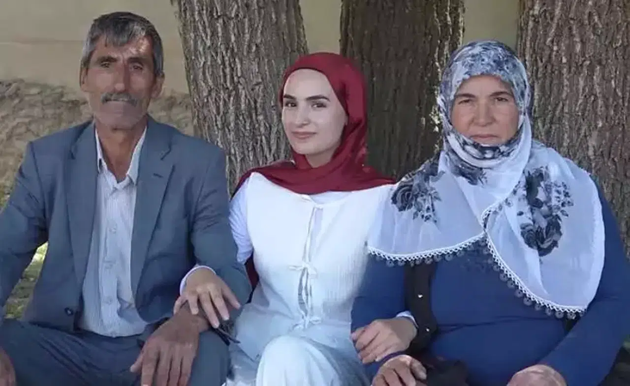 YKS sonrası kızını çiçeklerle karşılayan baba konuştu: Çocuklarımı okutmak için…