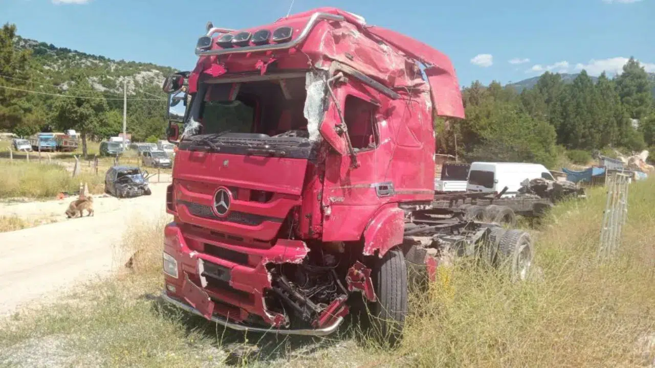 Antalya'da devrilen tırın altında kalan 25 yaşındaki sürücü feci can verdi