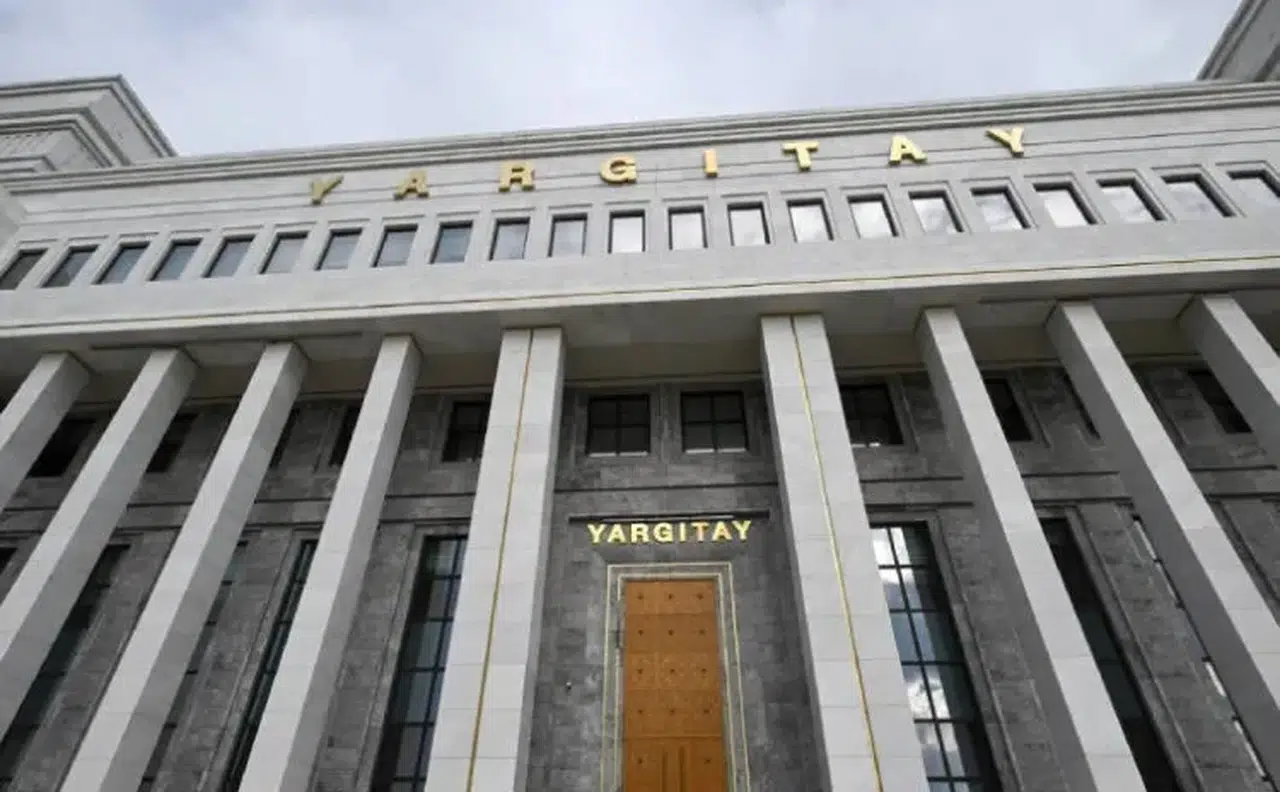 Yargıtay tacizcisini öldüren Azra'nın cezasını fazla buldu!