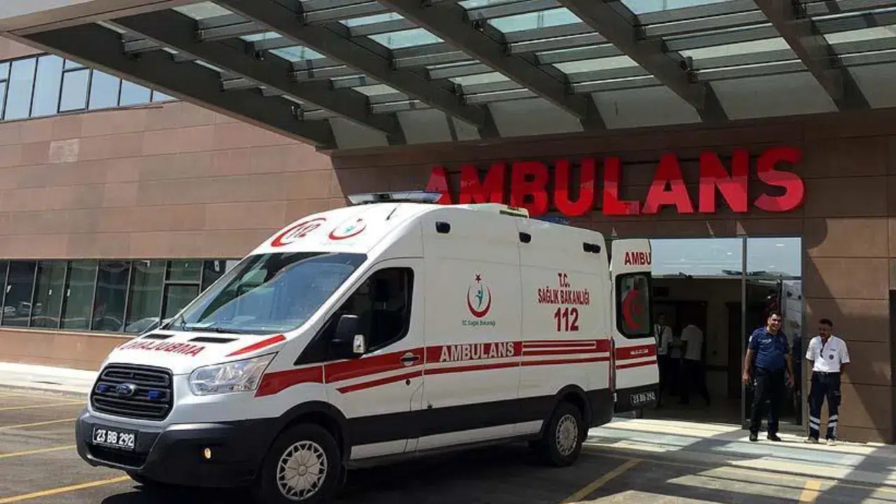 İzmir'de kamyonet iki motosiklete çarptı: 1 ölü!