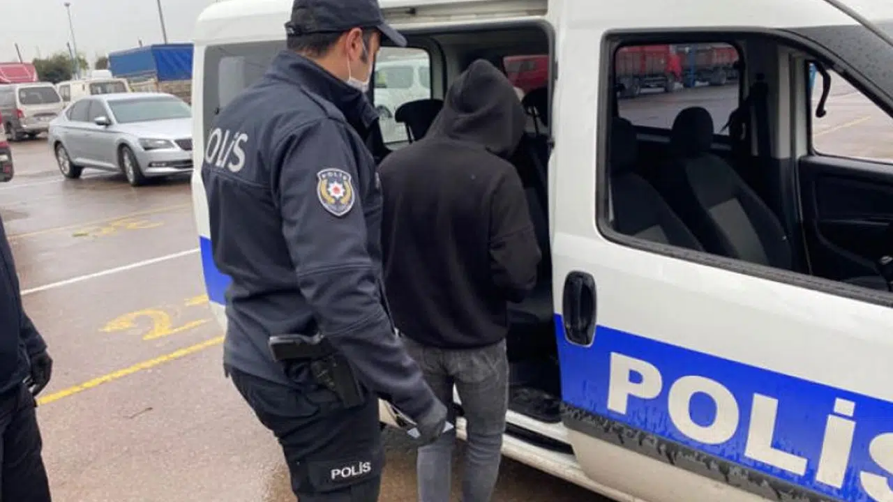İzmir'de FETÖ operasyonu: 14'ü polis 20 şüpheli yakalandı