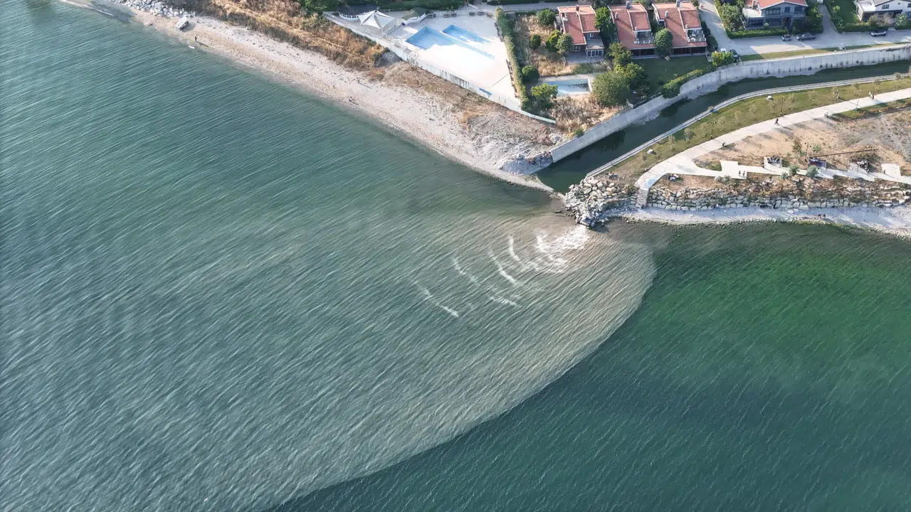 Marmara Denizi’nde alarm! Beylikdüzü sahilleri kanalizasyon suyuyla kirlendi
