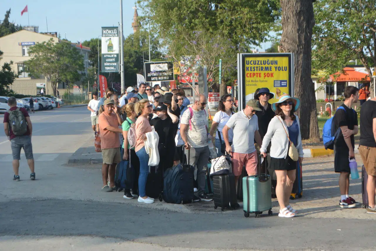 Ayvalık’tan Midilli’ye feribot yoğunluğu! Bayram tatilcileri kapıda vizeyle akın etti