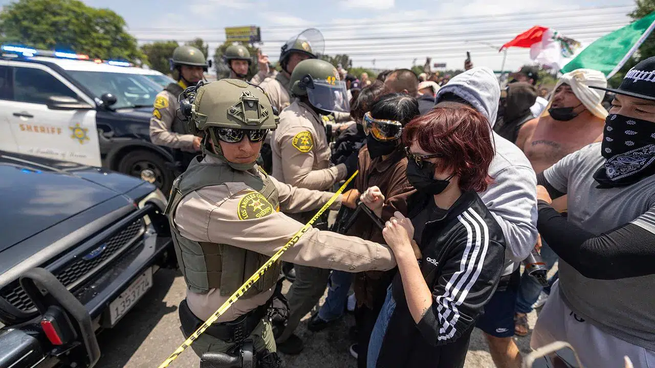 Los Angeles'ta göçmen protestoları şiddetlendi: 400’den fazla kişi gözaltında!