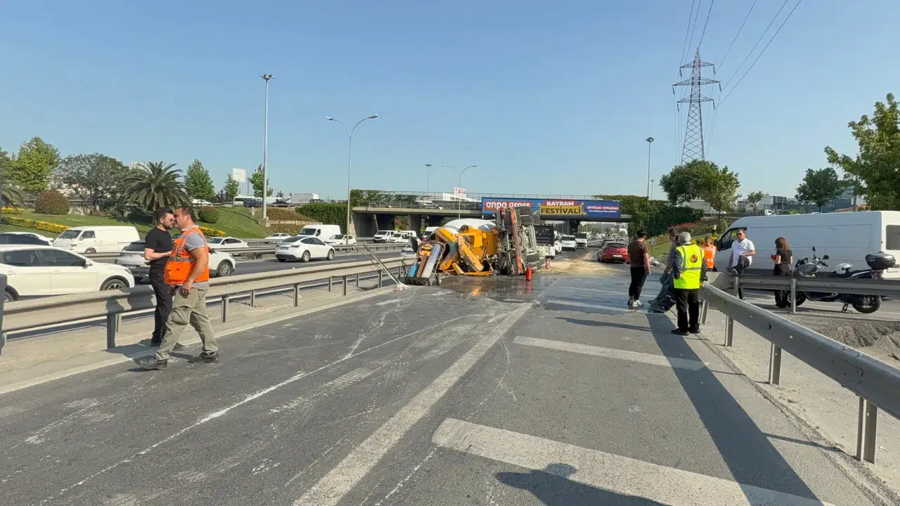 Bahçelievler'de yolu kapatan kaza: Beton mikseri devrildi!