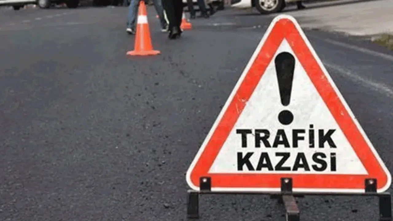 Uşak’ta otomobil ile kamyonet çarpıştı: 5’i çocuk 7 yaralı