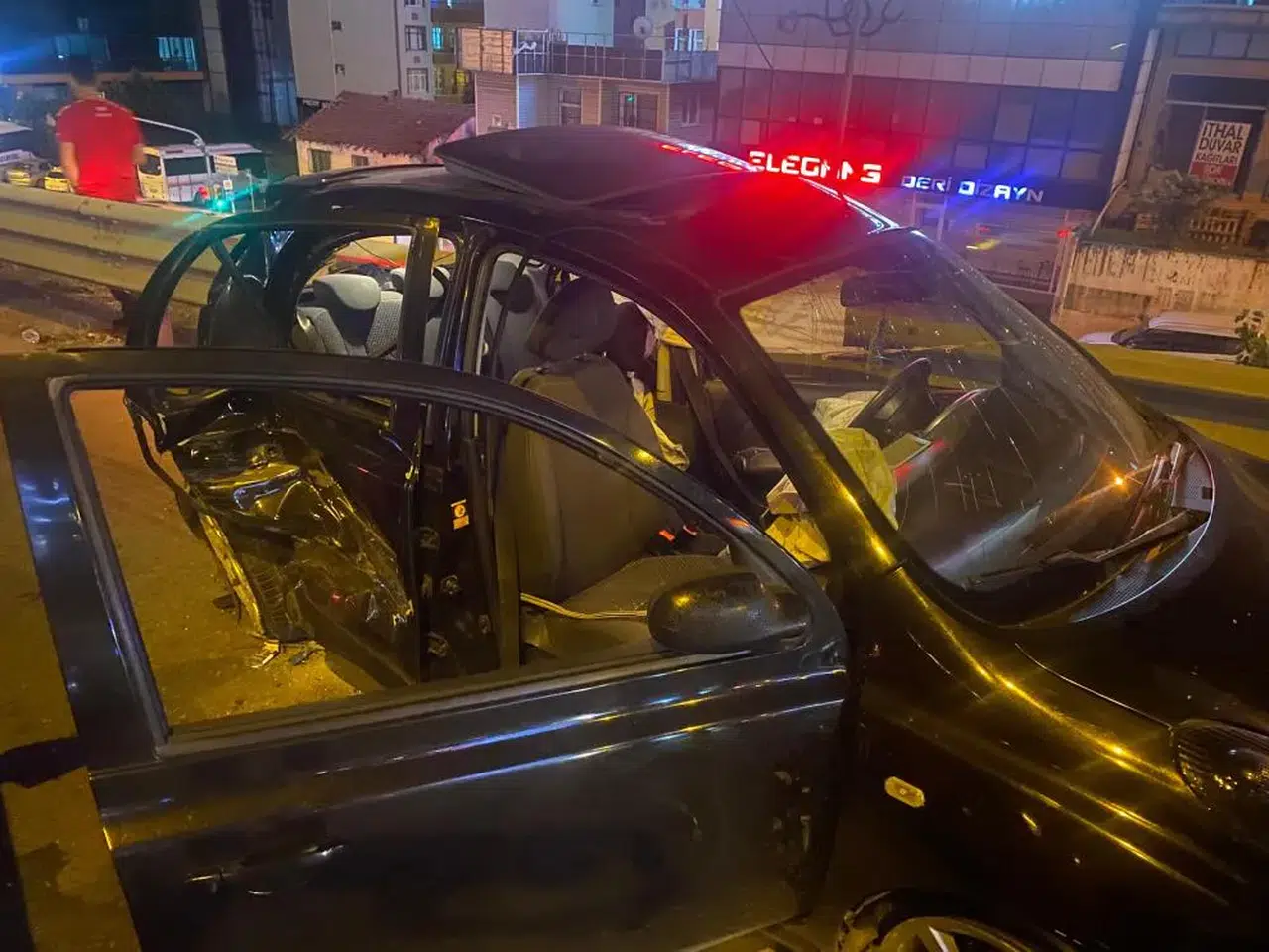 Pendik’te zincirleme kaza! 6 araç birbirine girdi,5 yaralı
