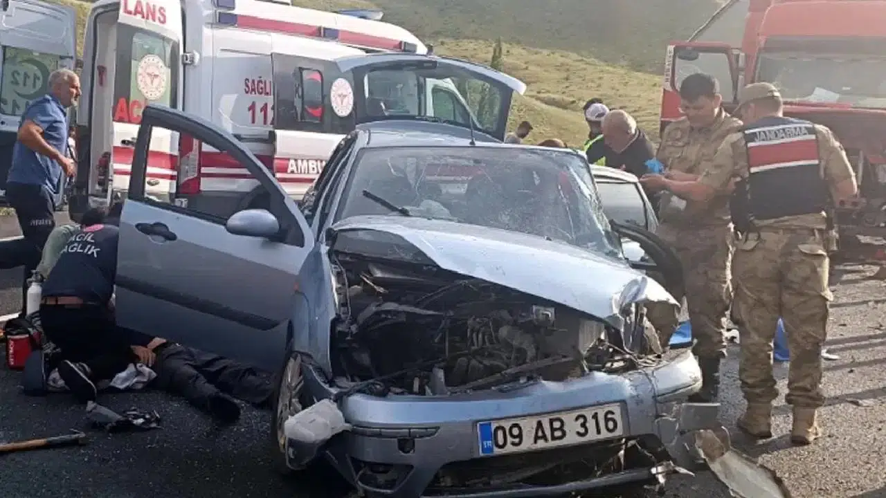 Kars'ta feci kaza: Tır ile otomobil çarpıştı! Ölü ve yaralılar var