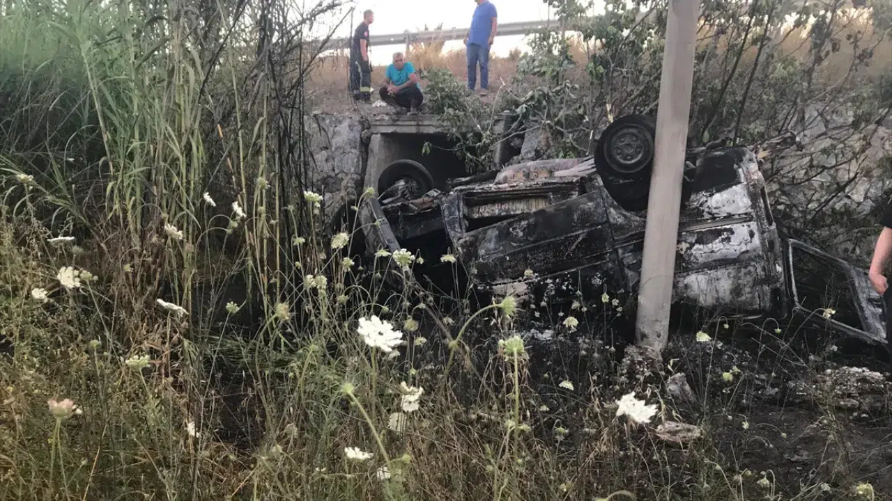 Antalya'da otomobil şarampole uçtu: Yola savrulan  genç sürücü öldü!