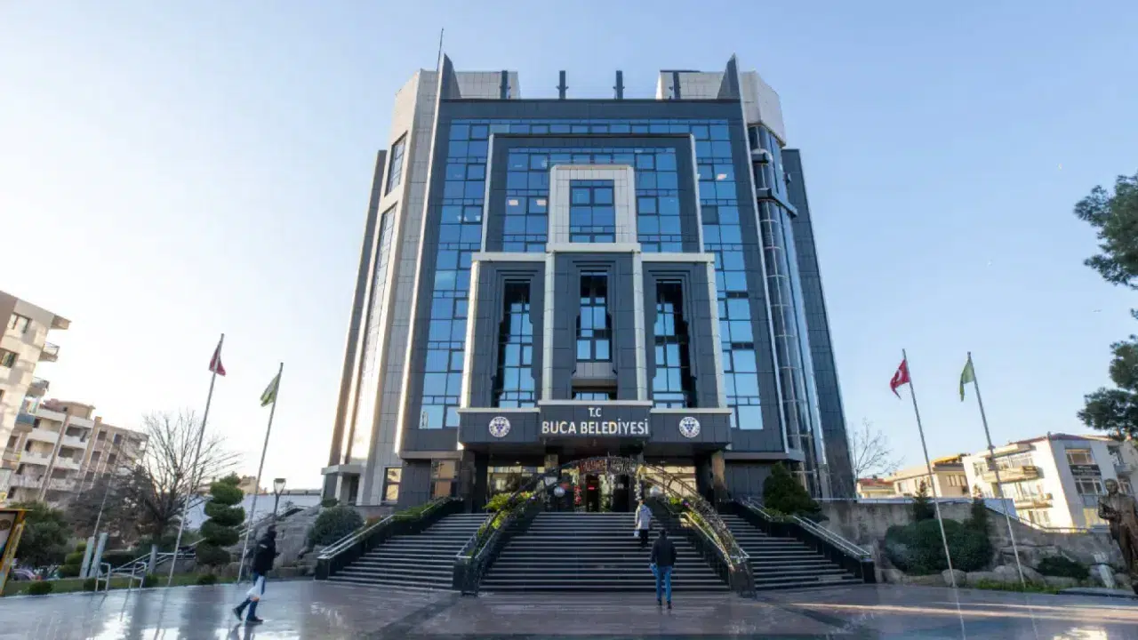 Buca Belediyesi’nden dayanışma örneği: 'Paylaştıkça Güzel' projesiyle ikinci el kıyafetler yeniden hayat buluyor
