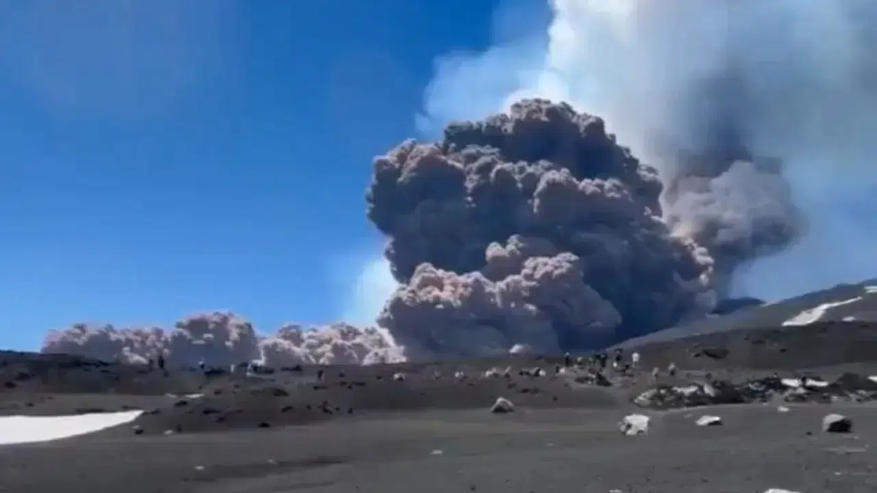 Etna Yanardağı patladı! Lavlar ve küller gökyüzünü kapladı