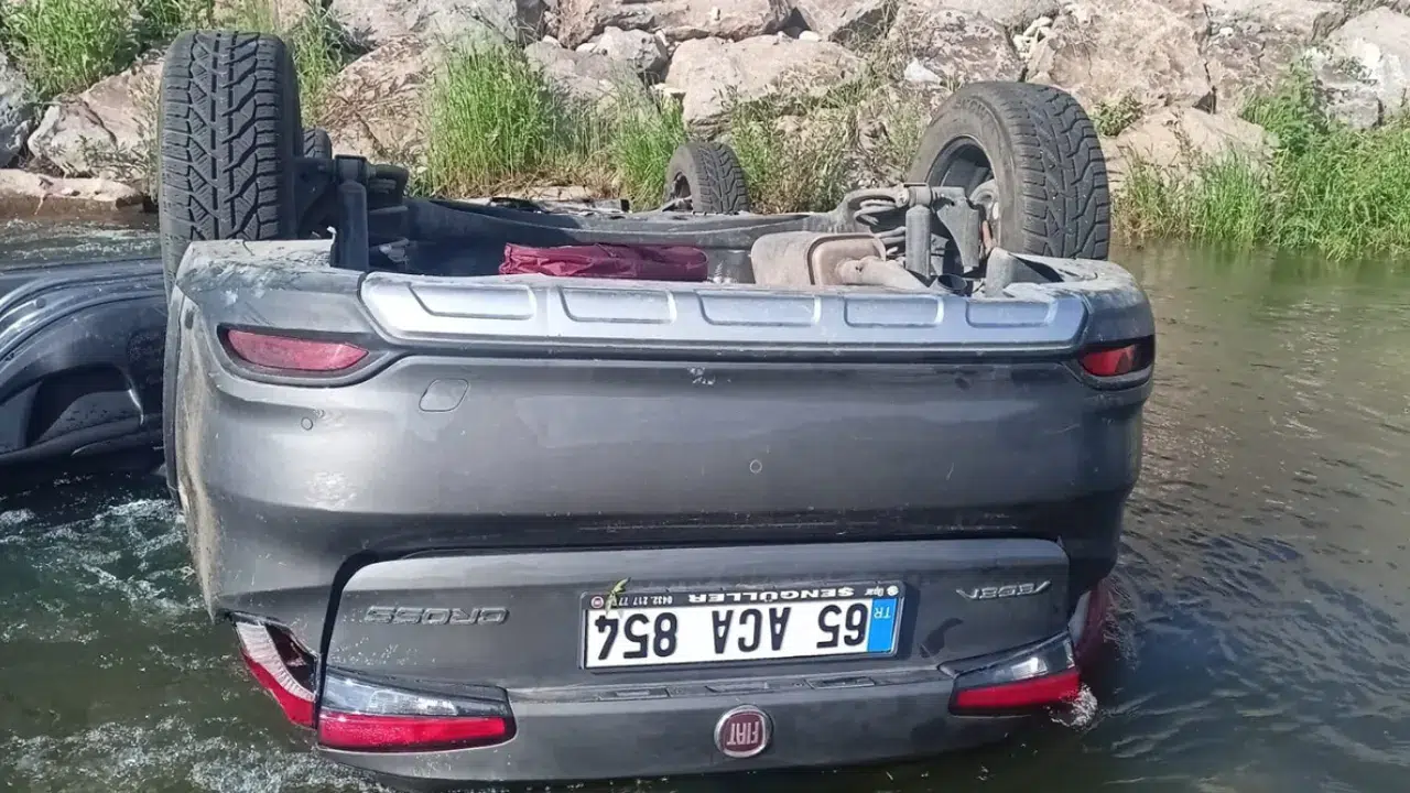 Erzurum'da aile faciası: Dereye uçan otomobilde can verdiler!
