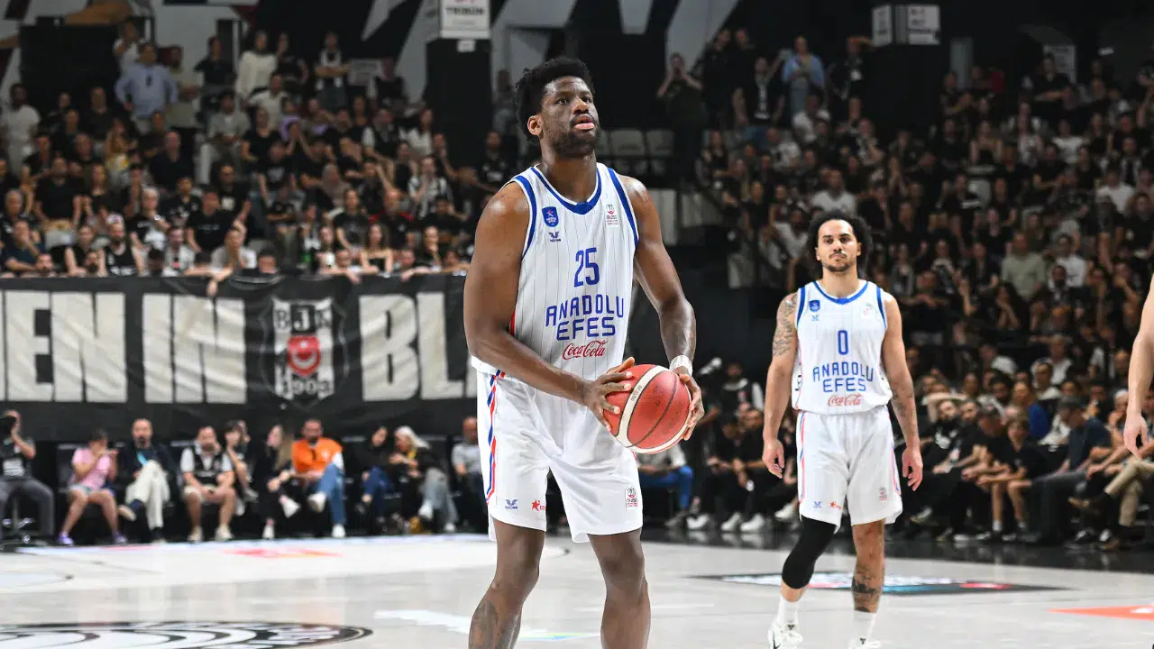 Anadolu Efes, Beşiktaş deplasmanında son nefeste kazandı! Seride 1-0 öne geçti
