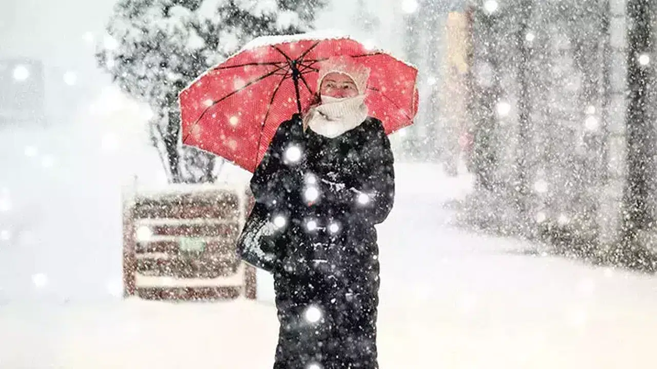 Kış geri mi dönüyor? Saat verildi: Lapa lapa kar yağışı kapıda!