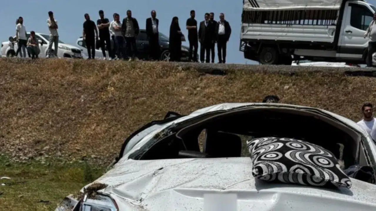 Muş'ta takla atan araç hurdaya döndü: 1'i ağır 4 yaralı