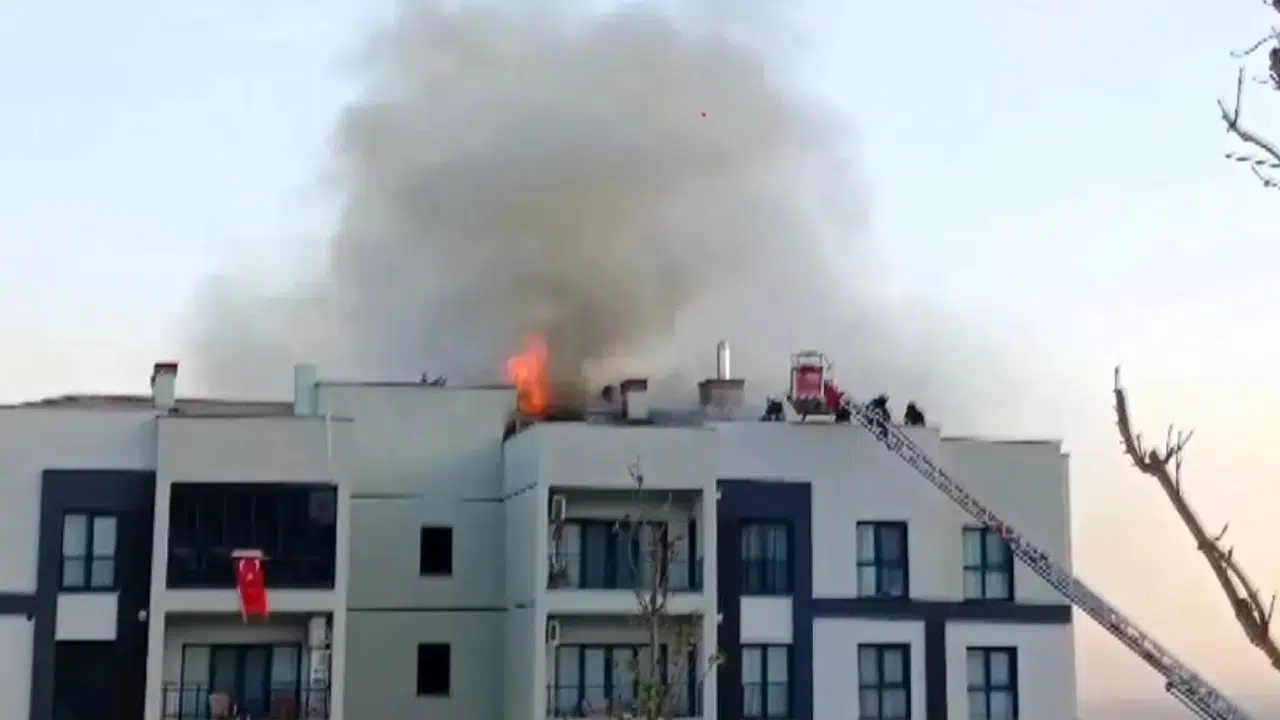 Hatay'da yangın: Apartmanın çatı katı alev alev yandı