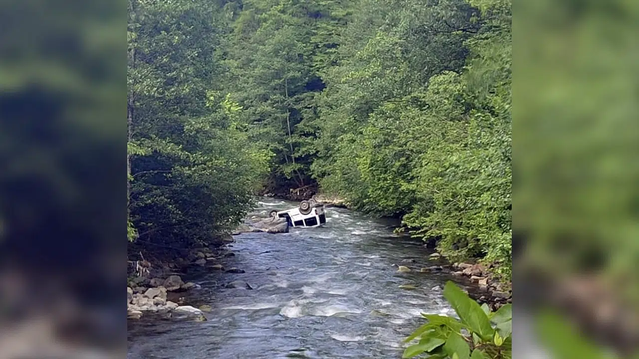 Trabzon'da feci kaza: Araç dereye uçtu, karı-koca hayatını kaybetti!
