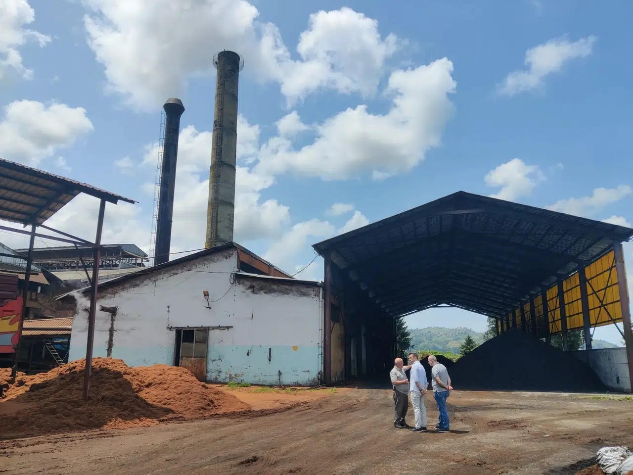 Çay bahçelerindeki tozun kaynağı tartışma yarattı: ÇAYKUR fabrikası inceleme altında!