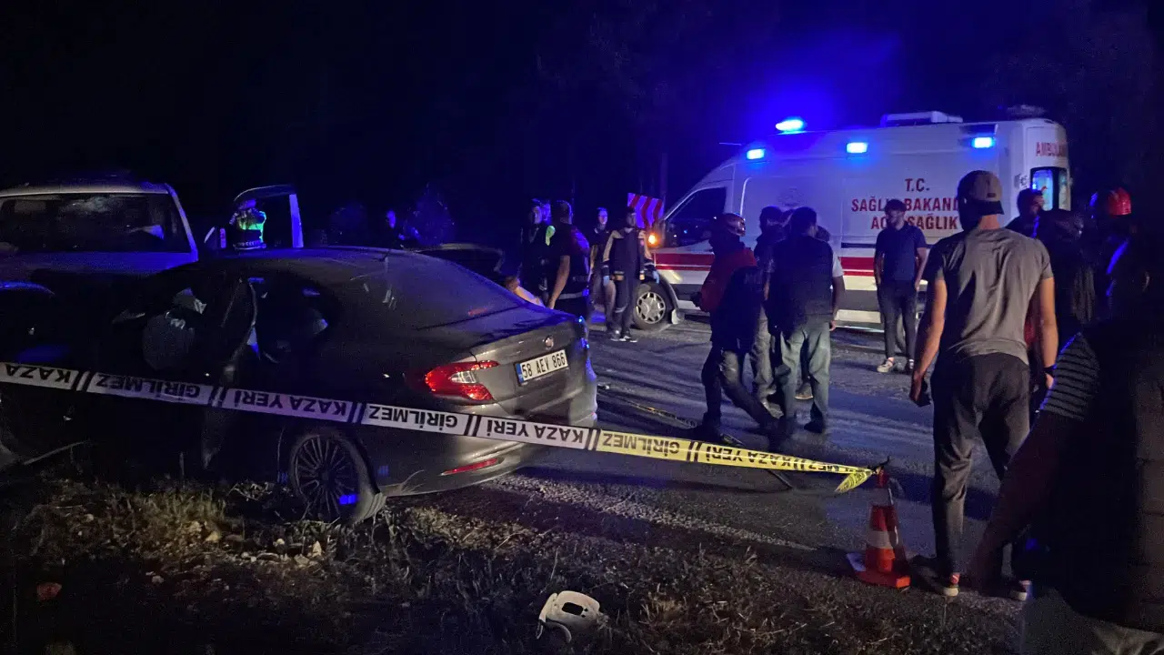 Sivas'ta otomobil ile panelvan çarpıştı: 1 ölü, 8 yaralı!