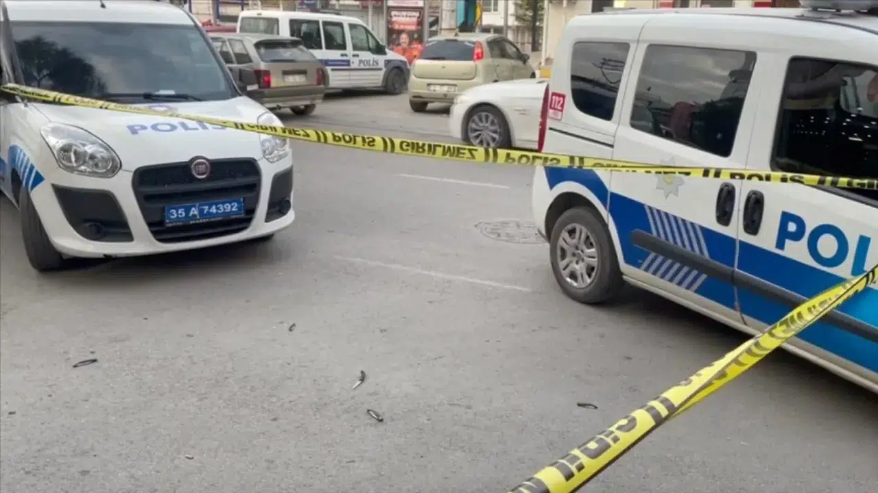 İzmir'de KADES ihbarına gelen polisler saldırıya uğradı: Bir polis bıçaklandı