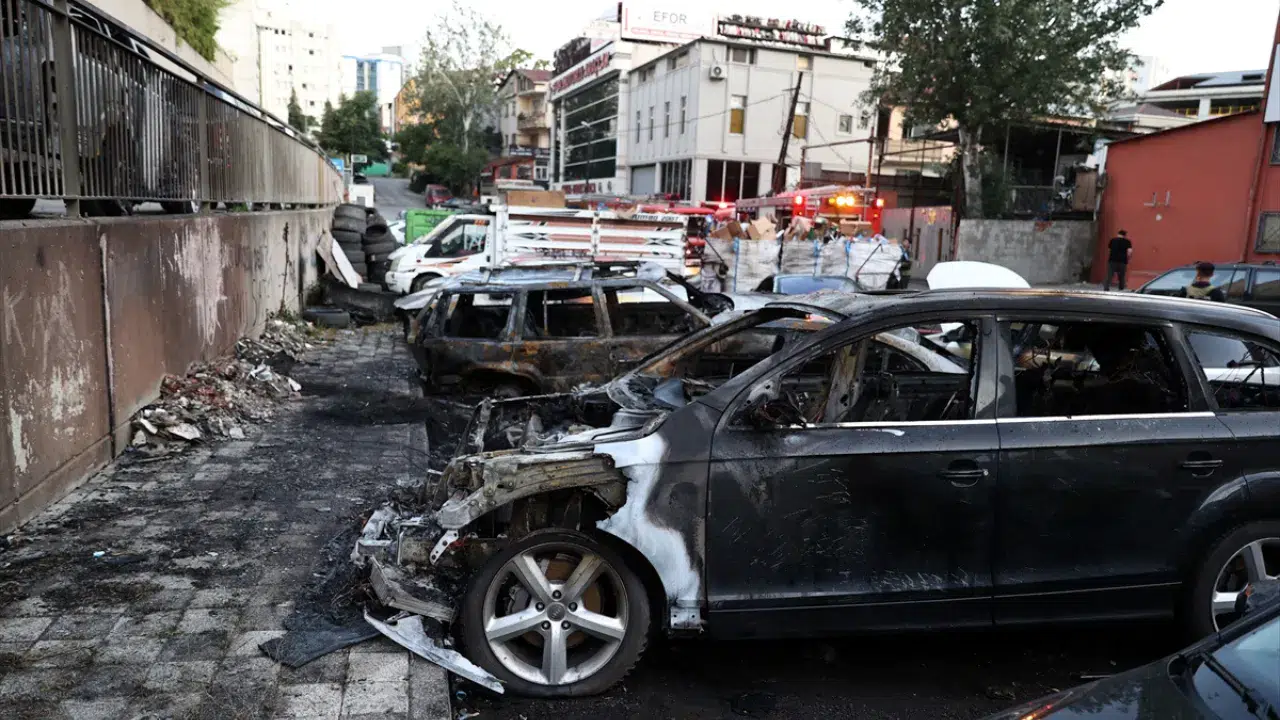 Ataşehir'de sanayi sitesinde yangın: Park halindeki otomobiller alev aldı!