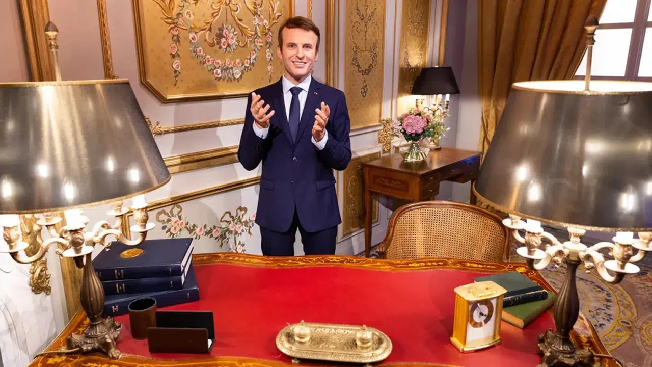 Paris’te şok hırsızlık: Emmanuel Macron’un bal mumu heykeli çalındı