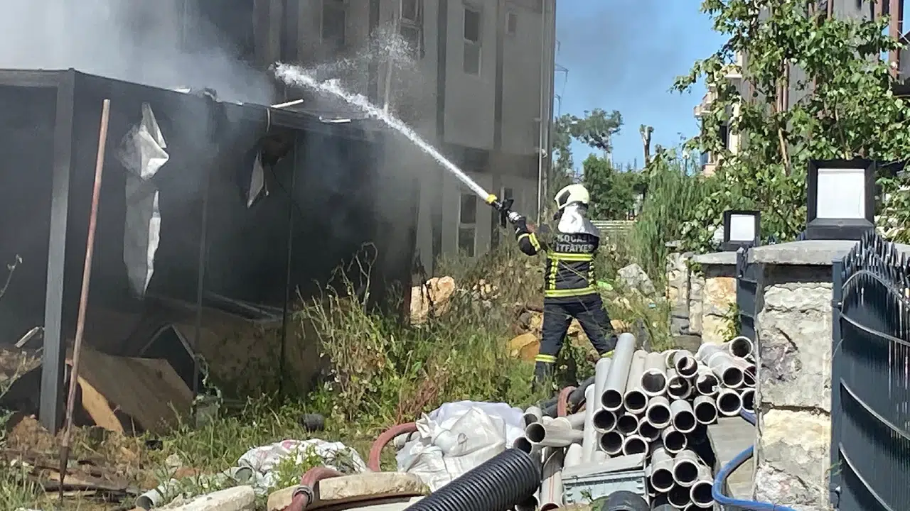 Kocaeli Kartepe’de şantiye yangını: Prefabrik bina alevlere teslim oldu