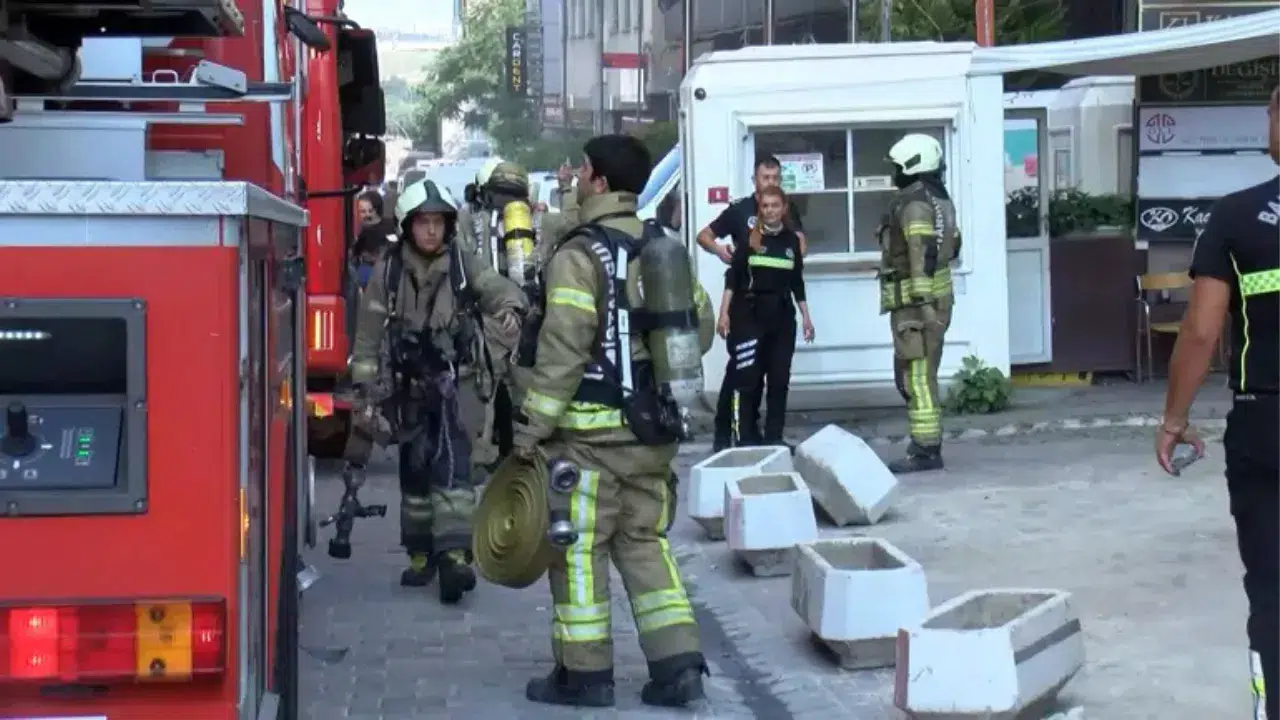 Yenibosna'da 4 katlı iş merkezinde korkutan yangın!