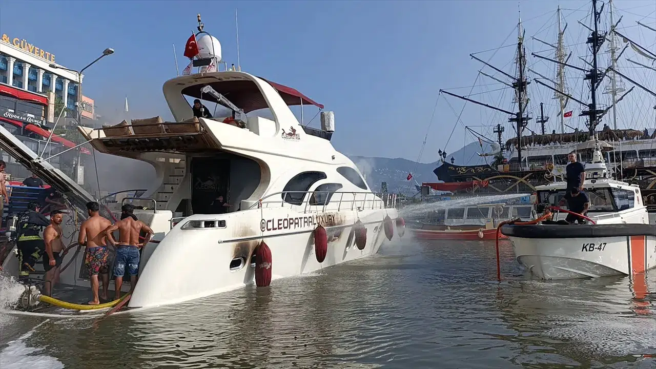 Alanya’da lüks gezi teknesinde korkutan yangın!