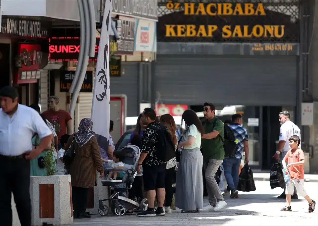 İranlı turistlerden Van esnafına bayram hediyesi: Hem alışveriş yaptılar hem turizmi canlandırdılar