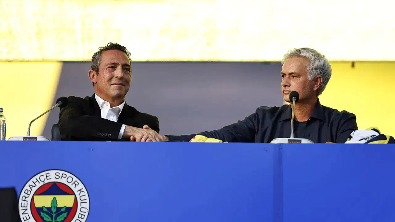 Fenerbahçe ilk transferini yapıyor! Yıldız futbolcunun ailesi İstanbul'a geldi