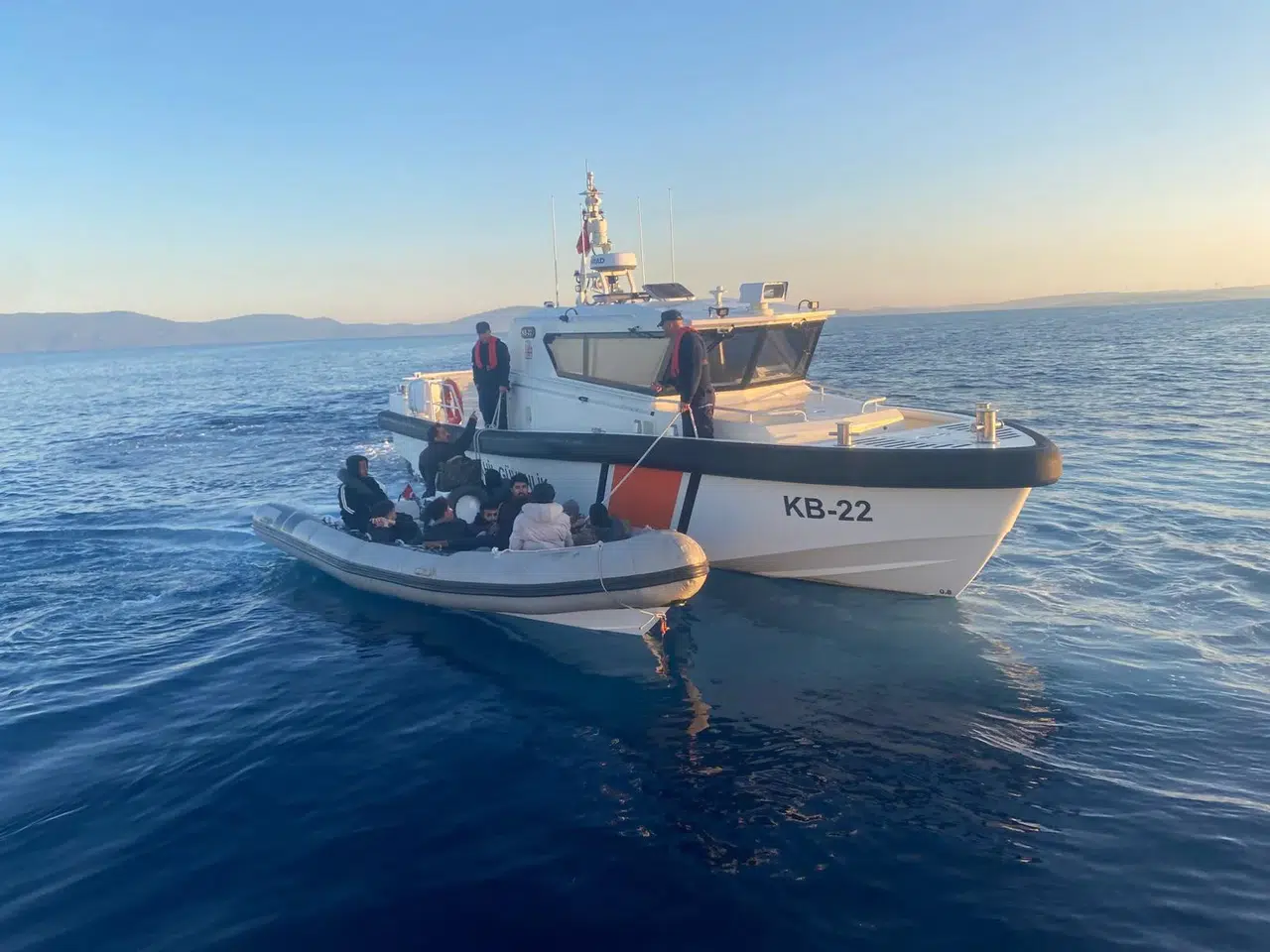 İzmir'de 47 göçmen kurtarıldı: 2 göçmen kaçakçısı yakalandı